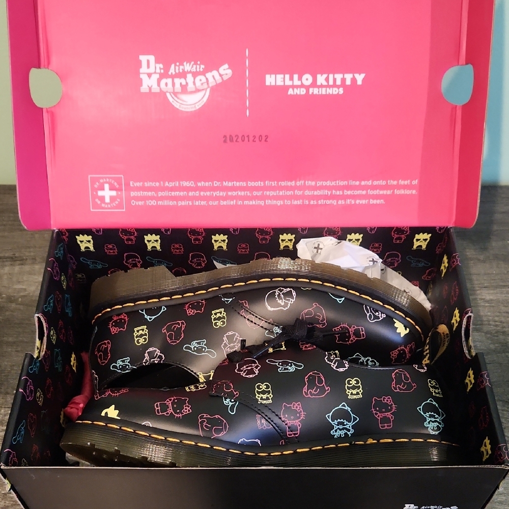 Dr. Martens Hello Kitty Design 1461 HK+F